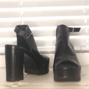 Cathy Jean black platform sandal with lug soles